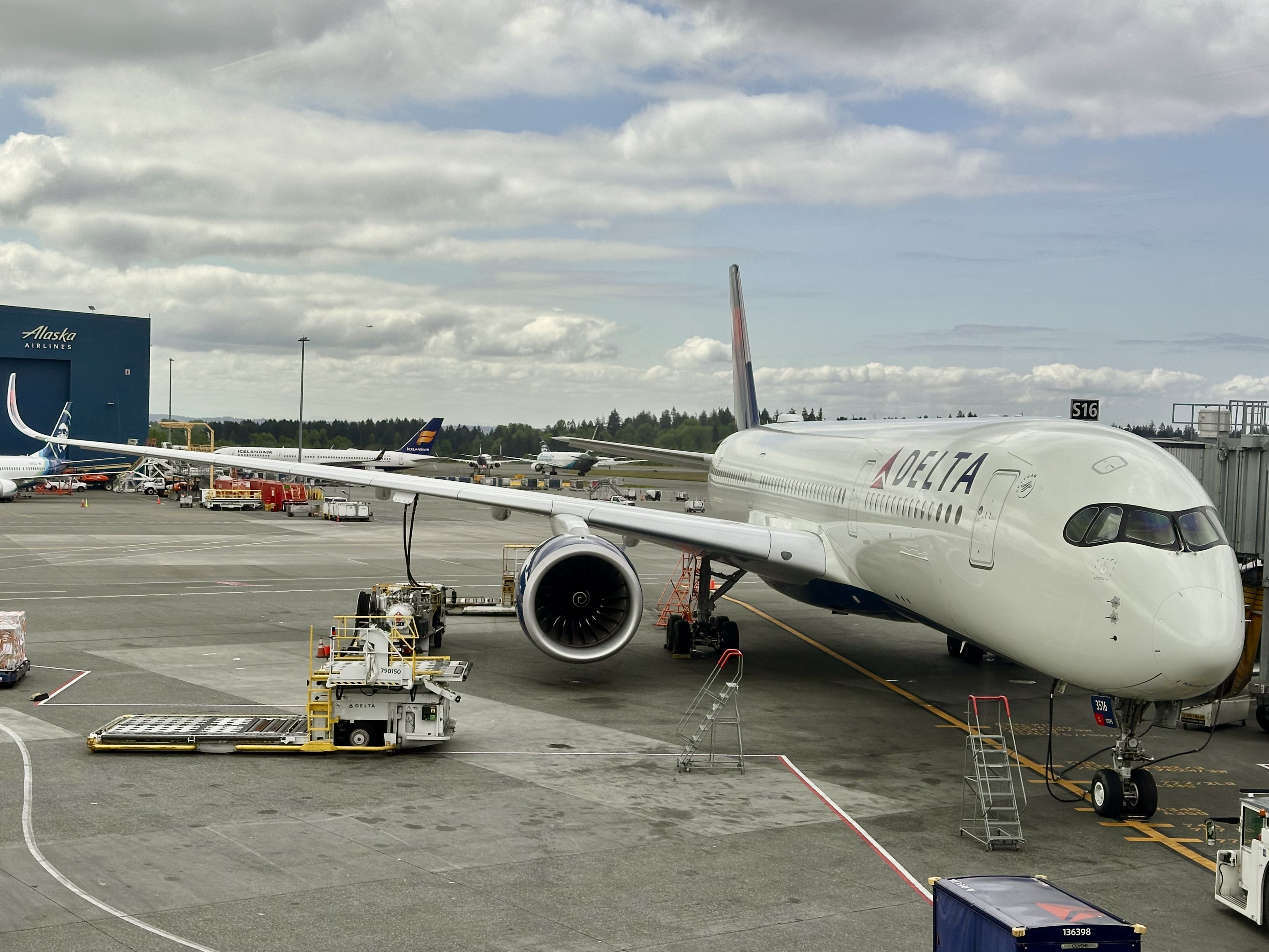 Delta A350 at Seattle-Tacoma International Airport's gate